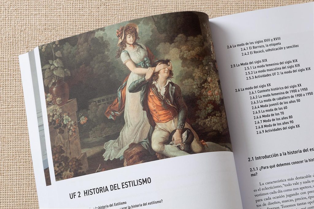 detalle imagen historica en libro estilismo vestuario