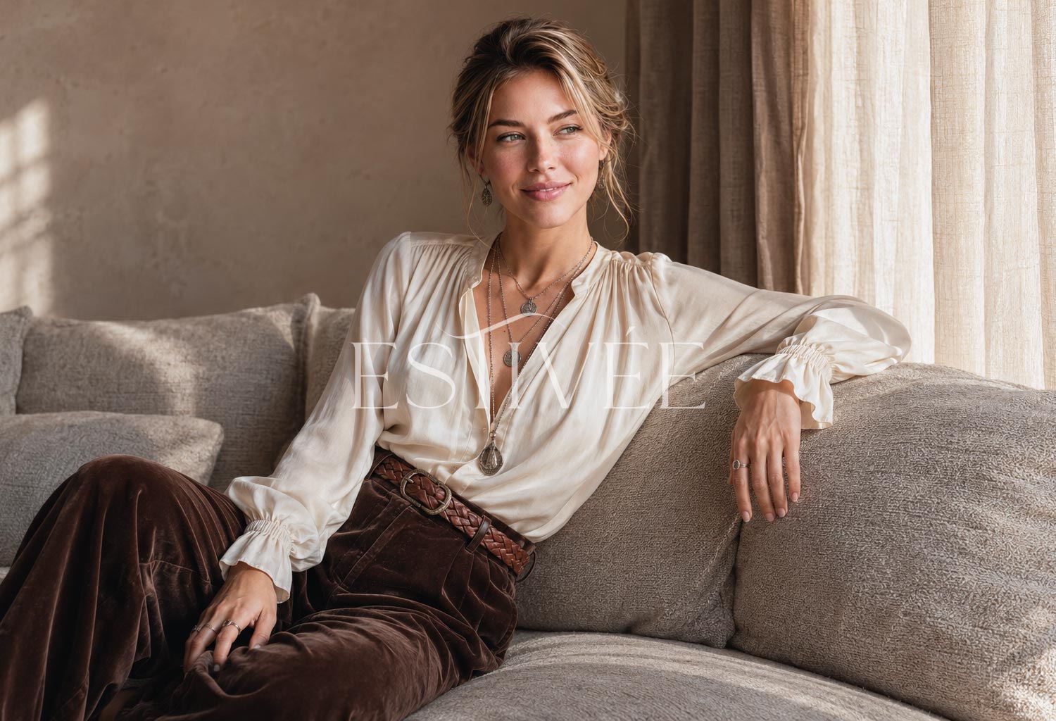 proyecto de branding estivée chica en sofa con ropa de otoño